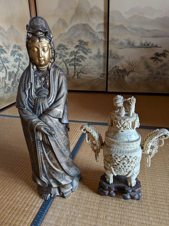 観音菩薩像(ブロンズ)と象牙風香炉です。（美術品・骨董品）の商品画像 - 査定依頼日：2026年7月21日 - 最高査定価格：5,000円