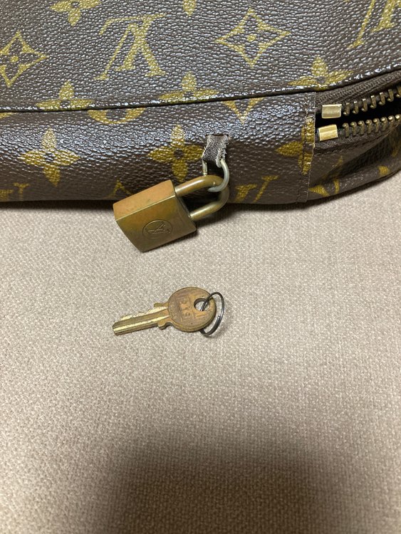 ルイヴィトン（ブランド財布・小物）の商品画像 - 査定依頼日：2023年8月15日 - 最高査定価格：10,000円