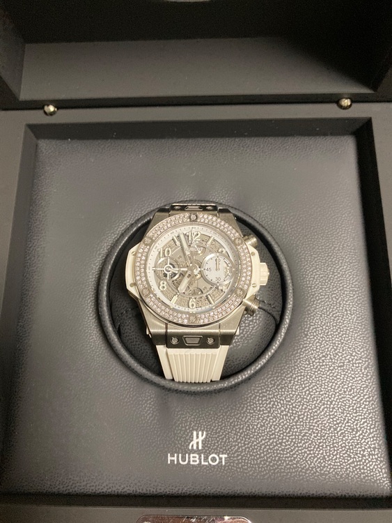 ウブロ ビックバン 441.NE.2011.RW.110（高級時計）の商品画像 - 査定依頼日：2025年10月13日 - 最高査定価格：1,630,000円