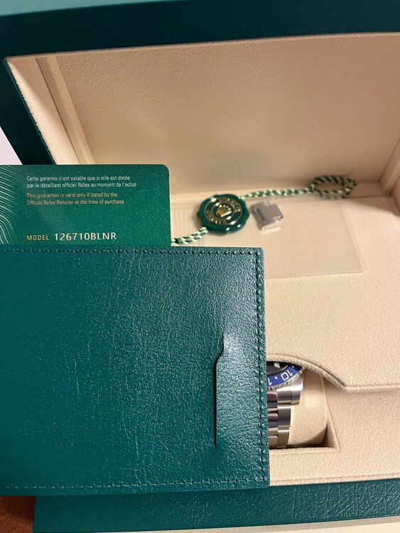 ロレックス GMTマスター 126710BLN（高級時計）の商品画像 - 査定依頼日：2025年1月8日 - 最高査定価格：2,350,000円