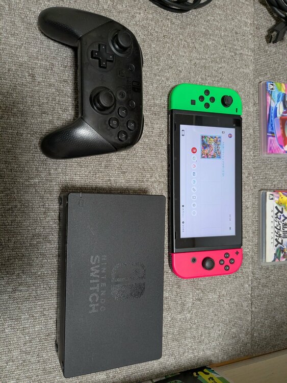 ニンテンドースイッチとソフト２本、コントローラー3個（ゲーム機本体・ゲームソフト）の商品画像 - 査定依頼日：2026年10月12日 - 最高査定価格：15,000円