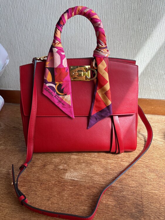 フェラガモ  （ブランドバッグ）の商品画像 - 査定依頼日：2025年4月14日 - 最高査定価格：30,000円