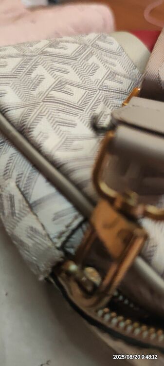 GUESS　ショルダーバッグ（ブランド財布・小物）の商品画像 - 査定依頼日：2025年8月20日 - 最高査定価格：100,000円