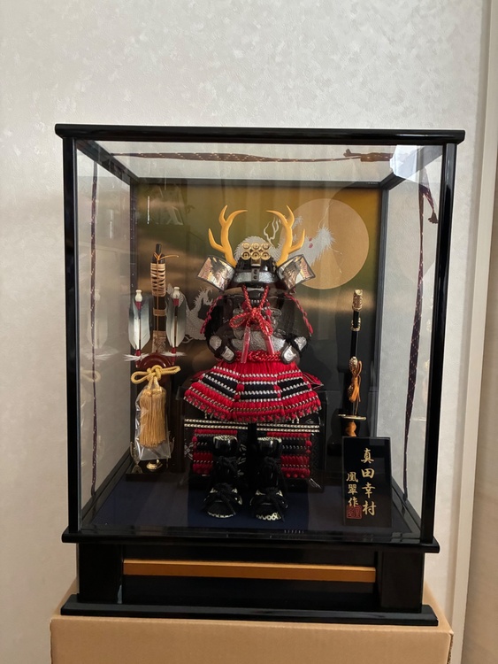 五月人形鎧兜ケース入り真田幸村（美術品・骨董品）の商品画像 - 査定依頼日：2026年4月5日 - 最高査定価格：500円