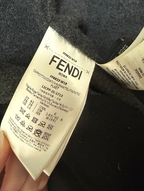 ブランド：FENDI アイテム：コート　FF8833　W18（古着・ファッション）の商品画像 - 査定依頼日：2026年2月20日 - 最高査定価格：100,000円