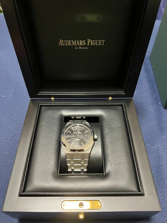 ロイヤルオーク 15400ST.OO.1220ST.01（高級時計）の商品画像 - 査定依頼日：2025年11月19日 - 最高査定価格：5,300,000円