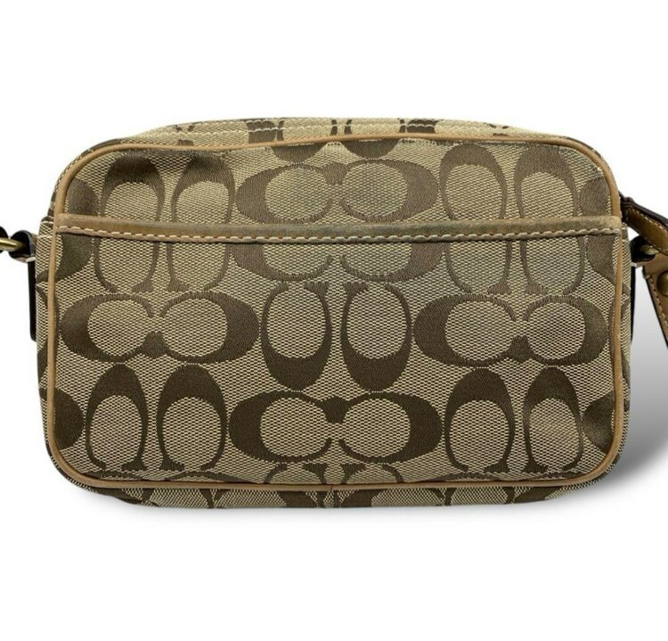 10565コーチカメラバックベージュ（ブランドバッグ）の商品画像 - 査定依頼日：2025年2月18日 - 最高査定価格：1,000円