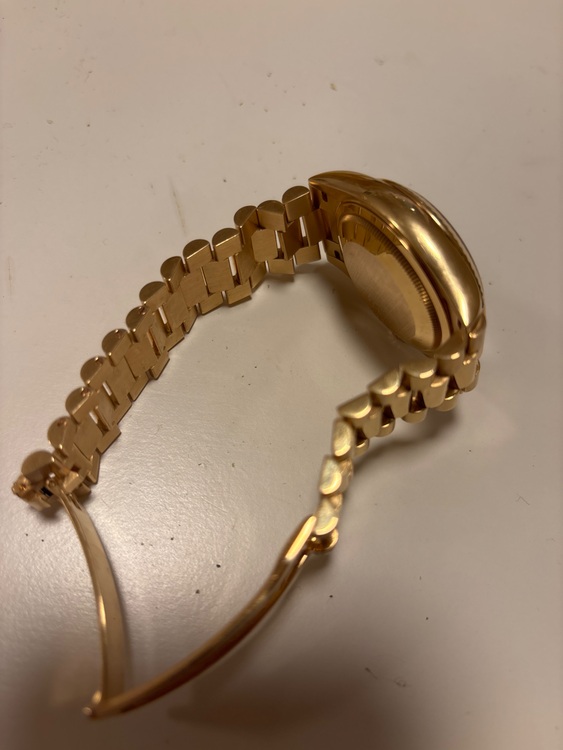 ロレックス デイデイト 36 8Pラウンド 2Pバゲットダイヤ 128238A （高級時計）の商品画像 - 査定依頼日：2025年6月10日 - 最高査定価格：5,300,000円