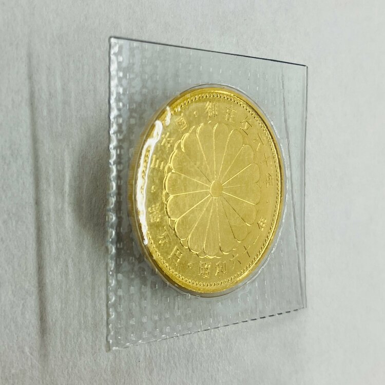 昭和天皇 天皇陛下御在位60年記念 10万円金貨（金・貴金属）の商品画像 - 査定依頼日：2026年2月6日 - 最高査定価格：490,000円