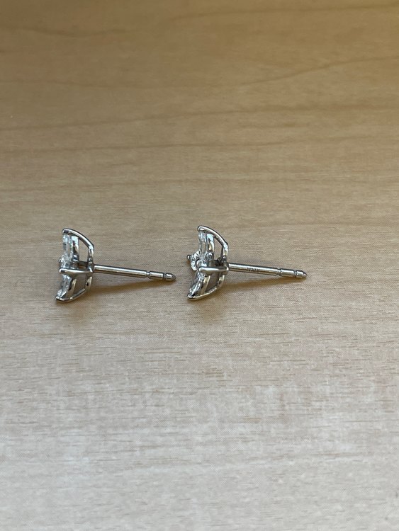 ティファニー　ピアス　ビクトリア　スモール（宝石）の商品画像 - 査定依頼日：2023年2月9日 - 最高査定価格：280,000円