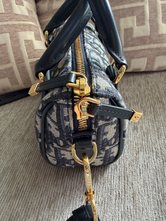 ディオール　グルーヴ 　ショルダーバッグ（ブランドバッグ）の商品画像 - 査定依頼日：2026年2月27日 - 最高査定価格：270,000円