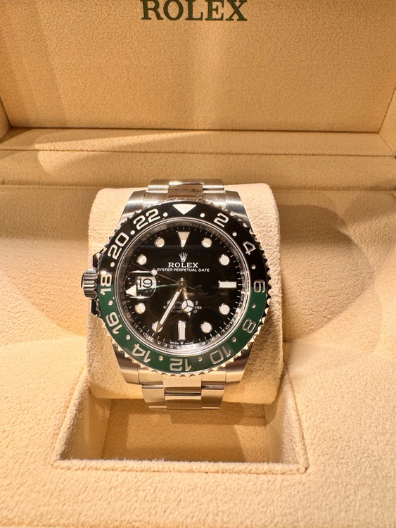 ロレックス GMTマスター 126720u（高級時計）の商品画像 - 査定依頼日：2025年6月26日 - 最高査定価格：2,350,000円