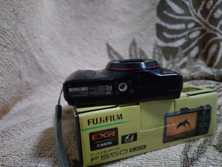 FINEPIX F550 EXR（カメラ）の商品画像 - 査定依頼日：2025年10月21日 - 最高査定価格：3,300円