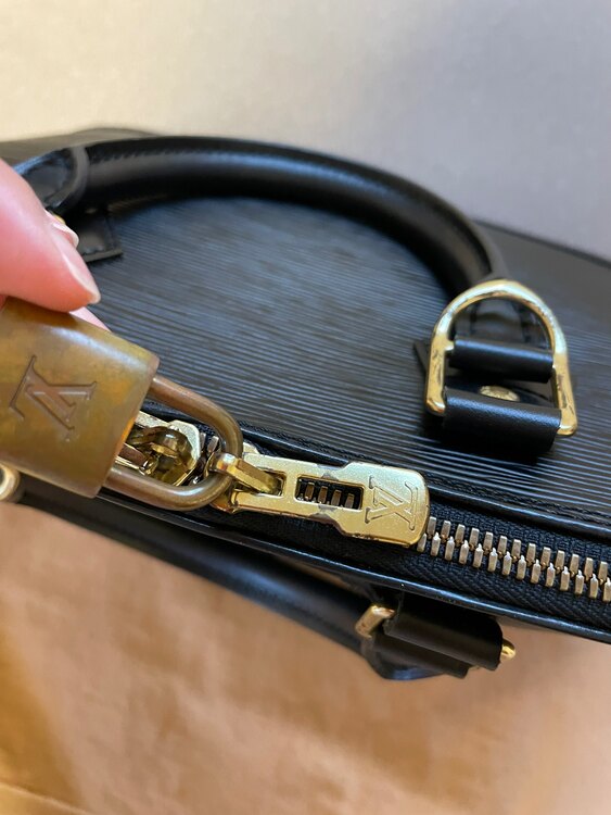 ルイヴィトン エピ （ブランドバッグ）の商品画像 - 査定依頼日：2024年5月31日 - 最高査定価格：50,000円