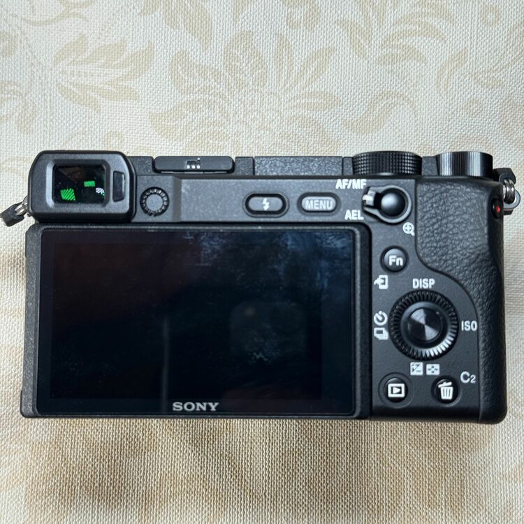 α6400（カメラ）の商品画像 - 査定依頼日：2025年10月21日 - 最高査定価格：70,000円