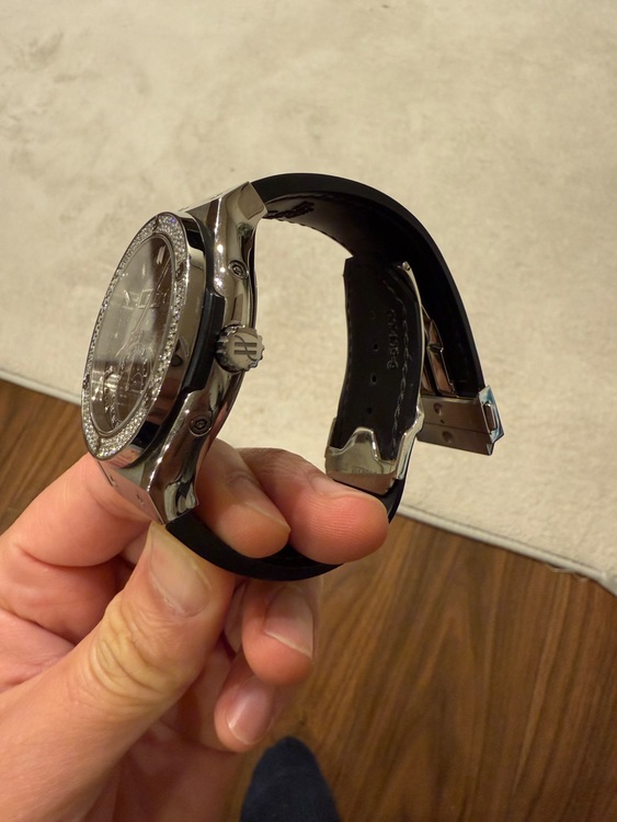 ウブロ クラシックフュージョン ウブロ クラシック・フュージョン アエロ・フュージョン ムーンフェイズ チタニウム ダイヤモンド（高級時計）の商品画像 - 査定依頼日：2025年8月7日 - 最高査定価格：1,800,000円