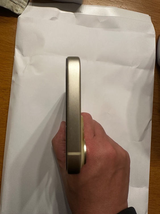 iPhone 15 256GB docomo（スマホ）の商品画像 - 査定依頼日：2026年4月8日 - 最高査定価格：60,000円