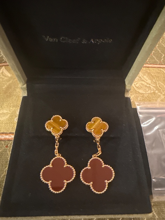 ヴァンクリーフ  マジックアルハンブラ2モチーフイヤリングカーネリアンタイガーズ（金・貴金属）の商品画像 - 査定依頼日：2026年3月22日 - 最高査定価格：1,180,000円