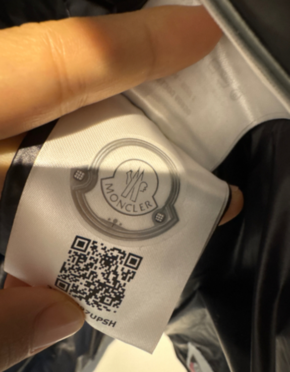 モンクレールのスイエン（SUYEN）ロングダウンジャケットです。﻿（古着・ファッション）の商品画像 - 査定依頼日：2026年1月8日 - 最高査定価格：65,000円