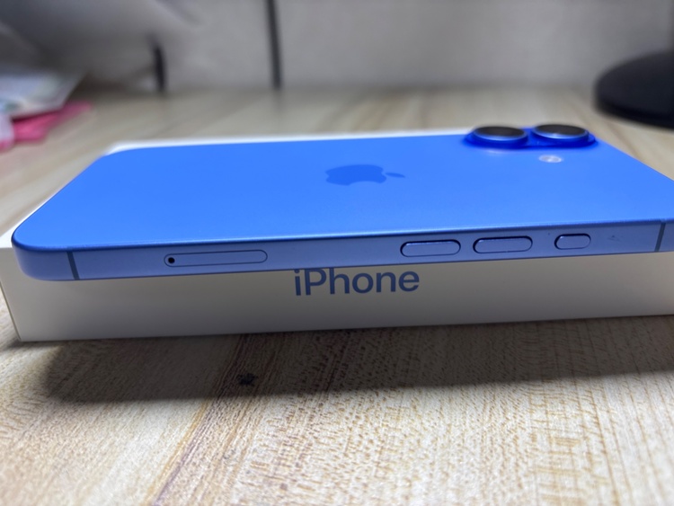 iPhone 16 128GB docomo（スマホ）の商品画像 - 査定依頼日：2026年4月1日 - 最高査定価格：80,000円