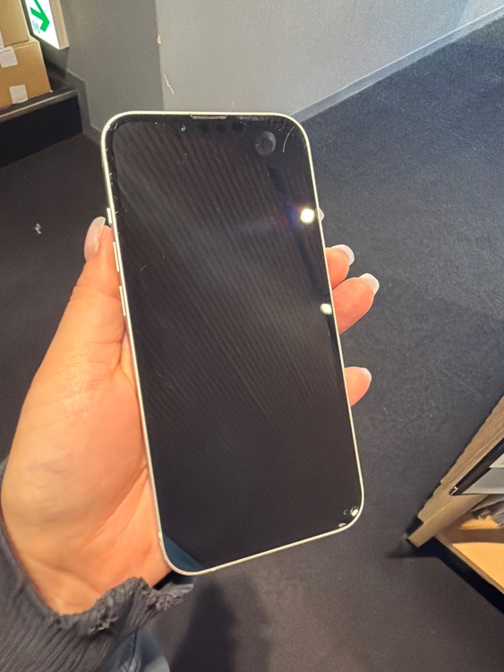 iPhone 13 256GB Softbank（スマホ）の商品画像 - 査定依頼日：2026年1月27日 - 最高査定価格：36,000円