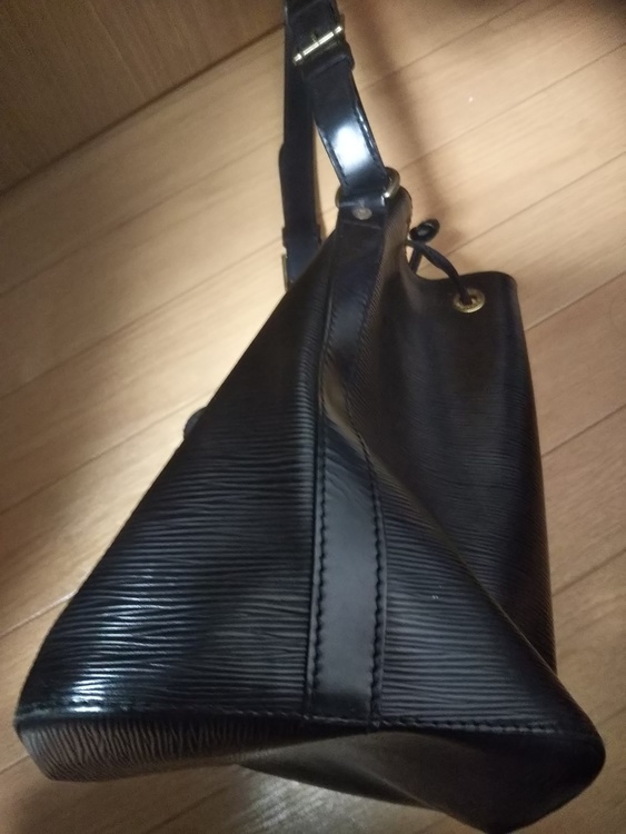 黒 バケツバック（ブランドバッグ）の商品画像 - 査定依頼日：2022年5月26日 - 最高査定価格：20,000円