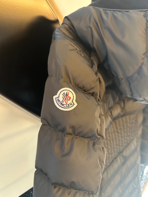 MONCLER モンクレール TALEVE GIUBBOTTO D2093493（古着・ファッション）の商品画像 - 査定依頼日：2025年12月26日 - 最高査定価格：56,000円