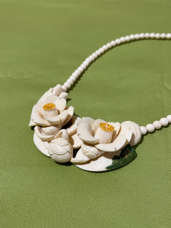 荒巻秀美 作  象牙彫刻 ネックレス 椿（美術品・骨董品）の商品画像 - 査定依頼日：2025年11月5日 - 最高査定価格：4,000円