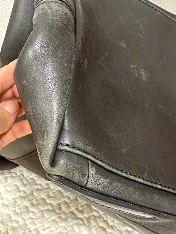 バレンシアガ ネイビーカバス Mサイズ（ブランドバッグ）の商品画像 - 査定依頼日：2025年12月2日 - 最高査定価格：25,000円