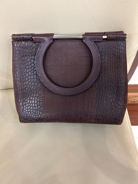 フェラガモ  （ブランドバッグ）の商品画像 - 査定依頼日：2025年2月16日 - 最高査定価格：12,000円