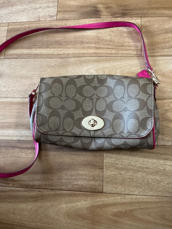 ショルダーバック（ブランドバッグ）の商品画像 - 査定依頼日：2025年6月19日 - 最高査定価格：3,000円