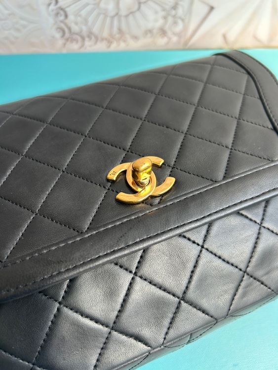 ダイアナフラップ　マトラッセ チェーンショルダー　ミニポーチ付き（ブランドバッグ）の商品画像 - 査定依頼日：2025年9月1日 - 最高査定価格：230,000円