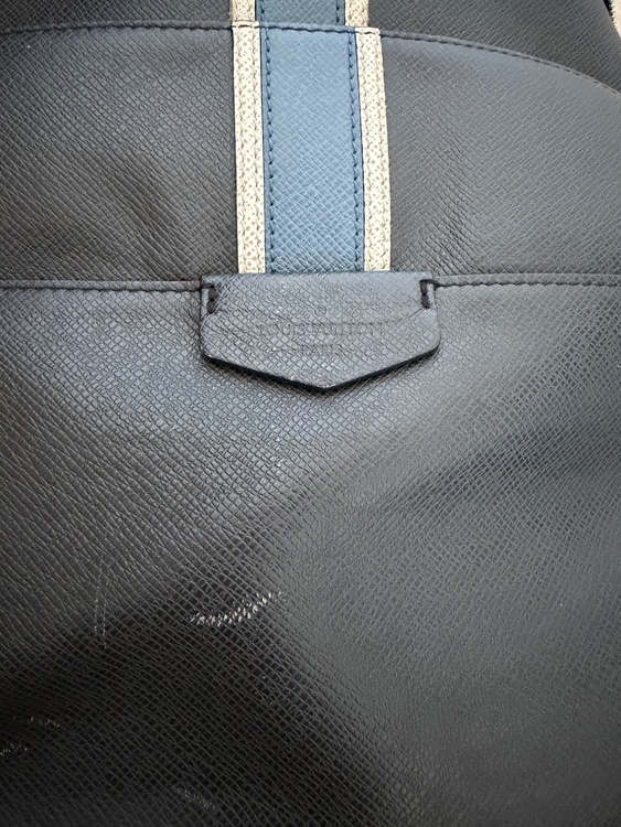 Louis Vuitton Anton Backpack Taiga（ブランドバッグ）の商品画像 - 査定依頼日：2026年4月3日 - 最高査定価格：95,000円