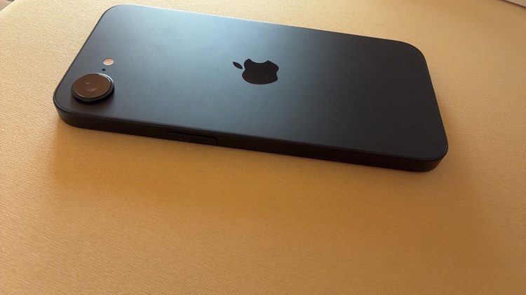 iPhone iPhone 16e 256GB au（スマホ）の商品画像 - 査定依頼日：2026年8月12日 - 最高査定価格：72,000円