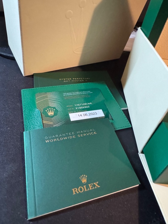 ロレックス GMTマスター 126710BLNR（高級時計）の商品画像 - 査定依頼日：2025年10月26日 - 最高査定価格：2,580,000円