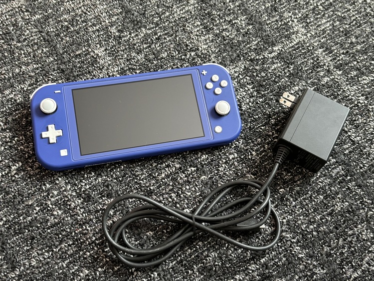 ニンテンドースイッチ　ライト（ゲーム機本体・ゲームソフト）の商品画像 - 査定依頼日：2023年11月2日 - 最高査定価格：9,000円