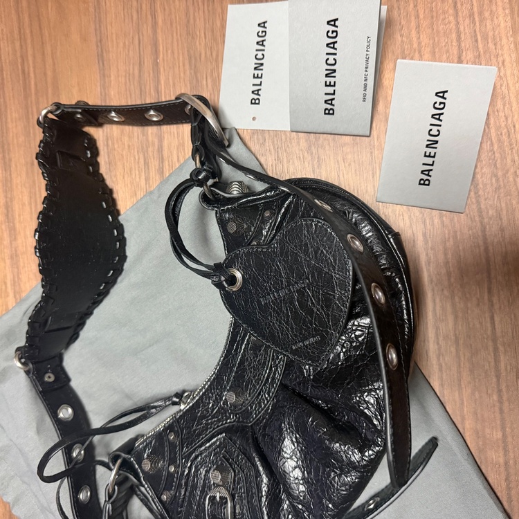 バレンシアガ  （ブランドバッグ）の商品画像 - 査定依頼日：2026年3月25日 - 最高査定価格：150,000円