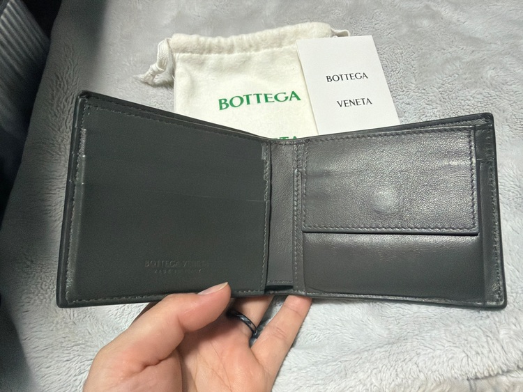 マキシイントレチャート 二つ折り財布　グレー　レザー（ブランド財布・小物）の商品画像 - 査定依頼日：2025年11月26日 - 最高査定価格：30,000円