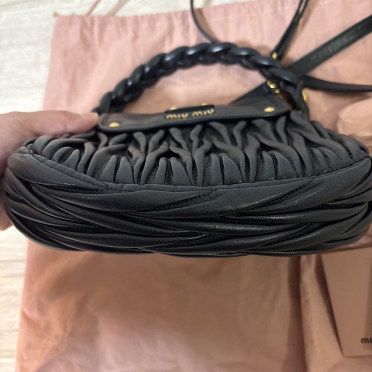 ミュウミュウ  （ブランドバッグ）の商品画像 - 査定依頼日：2025年12月14日 - 最高査定価格：50,000円