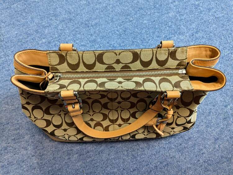 4M-7052（ブランドバッグ）の商品画像 - 査定依頼日：2025年2月13日 - 最高査定価格：5,000円