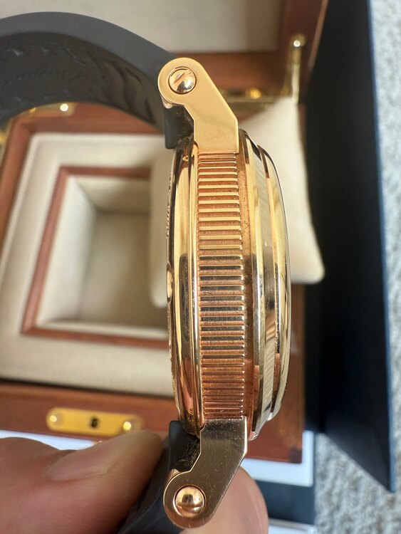 ブレゲ マリーン 5827BR225zt（高級時計）の商品画像 - 査定依頼日：2025年5月19日 - 最高査定価格：2,450,000円