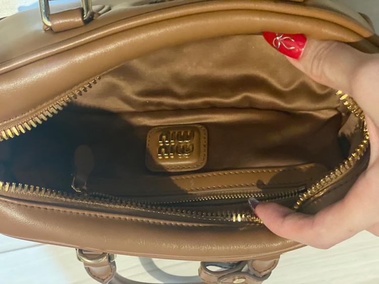 ミュウミュウ  （ブランドバッグ）の商品画像 - 査定依頼日：2025年6月30日 - 最高査定価格：220,000円