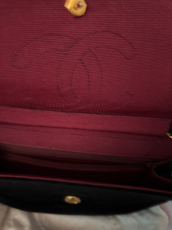 半月形のベロア製　金鎖の肩掛け（ブランド財布・小物）の商品画像 - 査定依頼日：2025年2月11日 - 最高査定価格：60,000円