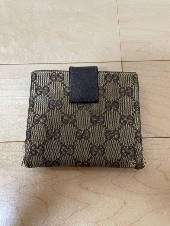 二つ折財布（ブランド財布・小物）の商品画像 - 査定依頼日：2025年2月15日 - 最高査定価格：1,000円