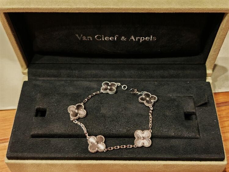 ヴァンクリーフアーペル ヴィンテージアルハンブラブレスレット ギヨシェ5モチーフ（宝石）の商品画像 - 査定依頼日：2025年10月3日 - 最高査定価格：900,000円