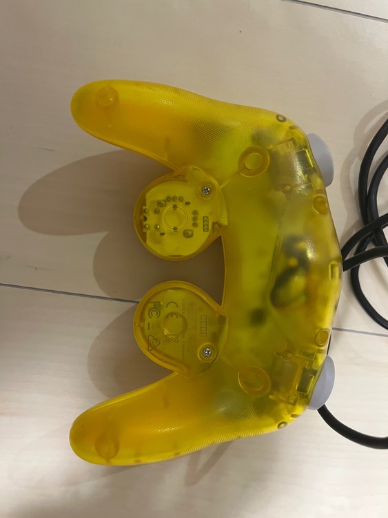 コントローラー2個（ゲーム機本体・ゲームソフト）の商品画像 - 査定依頼日：2022年10月1日 - 最高査定価格：5,000円