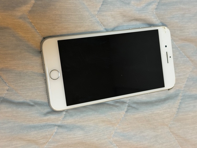 iPhone8plus（スマホ）の商品画像 - 査定依頼日：2026年9月15日 - 最高査定価格：3,500円