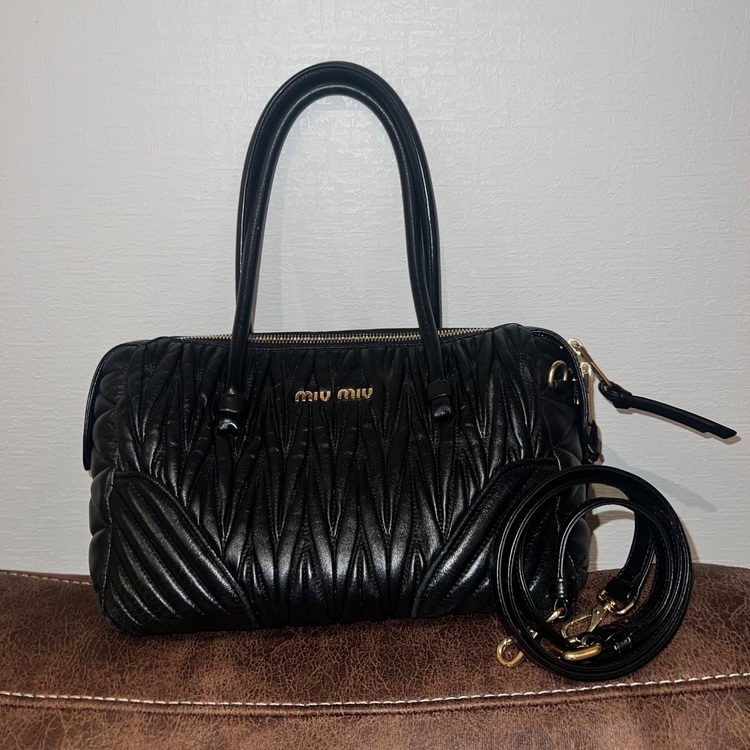 ミュウミュウ  （ブランドバッグ）の商品画像 - 査定依頼日：2025年6月28日 - 最高査定価格：100,000円