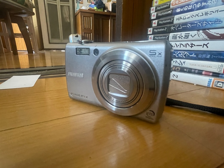 FINEPIX F100（カメラ）の商品画像 - 査定依頼日：2026年5月13日 - 最高査定価格：3,510円