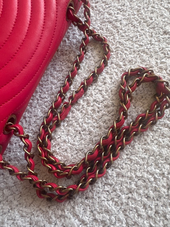 CHANELデザインステッチ ショルダーバッグ赤（ブランドバッグ）の商品画像 - 査定依頼日：2026年4月27日 - 最高査定価格：300,000円